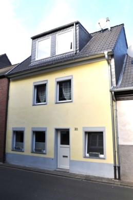 Aktuell reserviert!! Kernsaniertes Stadthaus im Herzen von Hüls!, 47839 Krefeld, Haus