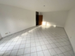 Wohnzimmer - Hochparterrewohnung mit Terrasse und Garage