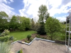 Blick von der Terrasse - Am Krefelder Hof: schöne Wohnung für eine Person. Terrasse, Aufzug, Schwimmbad. Wohnen wie im Urlaub
