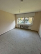 Schlafzimmer - Hochparterre: 2-Zimmerwohnung mit Balkon für Selbstrenovierer!