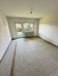 Wohnzimmer - Hochparterre: 2-Zimmerwohnung mit Balkon für Selbstrenovierer!