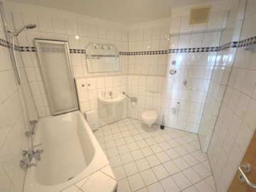 Moderne Wohnung mit kleiner Terrasse. Helles Bad, Parkettboden, Tiefgaragenstellplatz, 47799 Krefeld, Erdgeschosswohnung