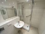 Badezimmer - 3-Zimmer Erdgeschosswohnung mit Balkon und Garage in gepflegtem Haus