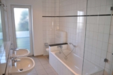 Bad - Wunderschöne 3-Zimmer Erdgeschosswohnung mit Terrasse und Garten in Dyklage!