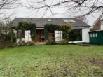 Ansicht vom Garten - Freistehendes Einfamilienhaus mit großem Garten und zwei Garagen in toller Wohnlage!