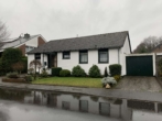 Vorderansicht - Freistehendes Einfamilienhaus mit großem Garten und zwei Garagen in toller Wohnlage!
