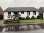 Vorderansicht - Freistehendes Einfamilienhaus mit großem Garten und zwei Garagen in toller Wohnlage!