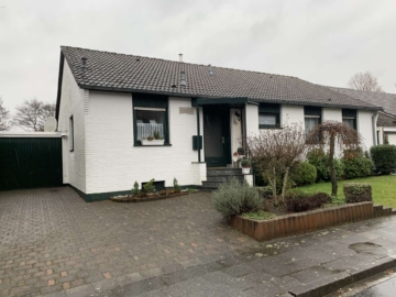 Freistehendes Einfamilienhaus mit großem Garten und zwei Garagen in toller Wohnlage!, 41334 Nettetal, Einfamilienhaus
