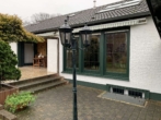 Ansicht vom Garten - Freistehendes Einfamilienhaus mit großem Garten und zwei Garagen in toller Wohnlage!