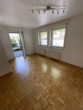 Wohnzimmer - Erdgeschoss mit kleiner Terrasse und TG-Stellplatz. Top Zustand.