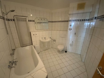 Erdgeschoss mit kleiner Terrasse und TG-Stellplatz. Top Zustand., 47799 Krefeld, Erdgeschosswohnung