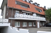 Hausansicht - VERKAUFT!! St. Tönis! Sehr schöne 3-Zimmerwohnung mit sonnigem Balkon und TG-Stellplatz im 1. OG!!