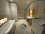 Badezimmer Ebene 2 - Wunderschöne 5-Zimmerwohnung mit sonnigem Balkon in toller Lage von Hüls!