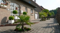 Hausansicht - Freistehender Bungalow mit Einliegerwohnung und Doppelgarage! 20 Min. bis Düsseldorf!