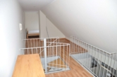 Empore - KR-Bockum: hochwertig ausgestattete Galeriewohnung über 2 Ebenen mit Einbauküche und Balkon!