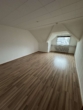 Wohnzimmer - Bockum-Stadtwaldnähe: süße Dachgeschosswohnung mit Einbauküche für eine Person!