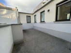separate Terrasse - Mitten in der Stadt: 3-Zimmerwohnung mit großer Küche. Zugang zu kleiner Dachterrasse