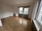 Wohnzimmer - Mitten in der Stadt: 3-Zimmerwohnung mit großer Küche. Zugang zu kleiner Dachterrasse