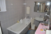 Badezimmer - Selten: 4-Zimmerwohnung mit Garten in beliebter Lage! Garage direkt am Haus!