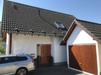 Seitenansicht mit Garage - Freistehend, Süd-Westgrundstück, Sackgasse, junges Baujahr, familienfreundlich!