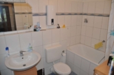 Badezimmer - Schöne Zweizimmerwohnung mit Einbauküche in sehr gepflegten Haus! Garage direkt am Objekt!