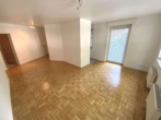 Wohnzimmer - Erdgeschoss mit kleiner Terrasse und TG-Stellplatz. Top Zustand.