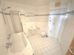 Badezimmer - Erdgeschoss mit kleiner Terrasse und TG-Stellplatz. Top Zustand.