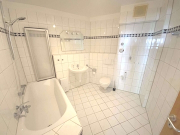 Erdgeschoss mit kleiner Terrasse und TG-Stellplatz. Top Zustand., 47799 Krefeld, Erdgeschosswohnung