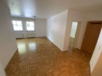Wohnzimmer - Erdgeschosswohnung mit kleiner Terrasse und Tiefgagarenstellplatz