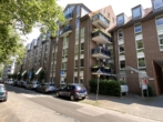 Hausansicht - Erdgeschosswohnung mit kleiner Terrasse und Tiefgagarenstellplatz