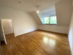Schlafzimmer - Zweizimmerwohnung mit Wohnküche und sonnigem Balkon. Zwischen Musikerviertel und Bismarckplatz!