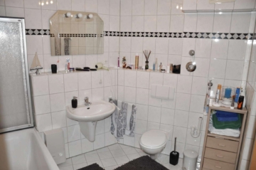 Kapitalanlage: Erdgeschosswohnung mit toller Ausstattung, Baujahr 1995, Parkett, TG-Stellplatz, 47799 Krefeld, Erdgeschosswohnung