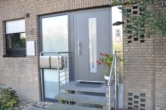 Haustüre - Großzügige 3-Zimmerwohnung mit Wintergarten und Stellplatz in Dyklage. 1.OG im Zweifamilienhaus!