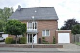 Verkauft!! Freistehendes Zweifamilienhaus mit tollem Garten in schöner Lage Willich-Schiefbahn! - Hausansicht