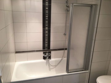 Topp Zustand! Sehr gepflegtes Mehrfamilienhaus mit Arztpraxis und drei Garagen. Komplett vermietet!, 47803 Krefeld, Mehrfamilienhaus