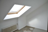 Schlafzimmer - 2-Zimmer Dachgeschosswohnung am Rande des Bismarckviertels! Tolle Kapitalanlage!