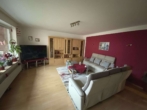 Wohnzimmer - Solide Kapitalanlage! 3-Zimmerwohnung im 1. OG mit Balkon und Stellplatz.