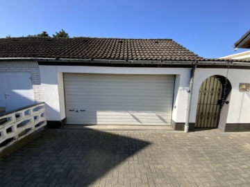 Schöne Doppelhaushälfte mit Doppelgarage und traumhaftem Grundstück, 47829 Krefeld, Doppelhaushälfte