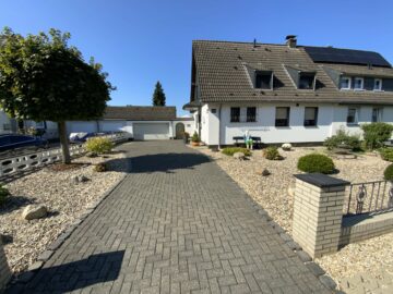 Schöne Doppelhaushälfte mit Doppelgarage und traumhaftem Grundstück, 47829 Krefeld, Doppelhaushälfte
