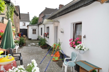 Wohnobjekt mit drei kleinen Einheiten in wunderbarer Lage von Bockum, 1 Minute zum Bockumer Platz!, 47800 Krefeld, Haus