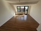 Wohnzimmer - Tolle 2-Zimmerwohnung mit zwei Balkonen und KFZ-Stellplatz in super Lage!