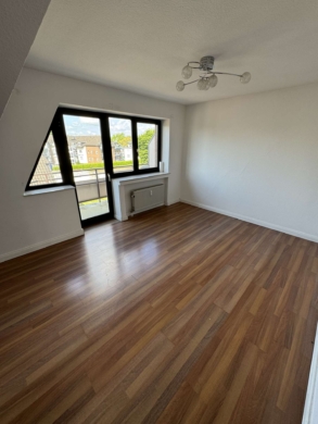 Tolle 2-Zimmerwohnung mit zwei Balkonen und KFZ-Stellplatz in super Lage!, 47839 Krefeld, Dachgeschosswohnung