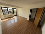Wohnzimmer - Tolle 2-Zimmerwohnung mit zwei Balkonen und KFZ-Stellplatz in super Lage!