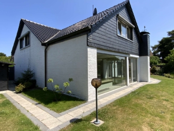 VERKAUFT!! Weisse Villa mit 8 Zimmern in toller Lage Forstwald. Nur 15 Minuten bis Düsseldorf, 47804 Krefeld, Einfamilienhaus